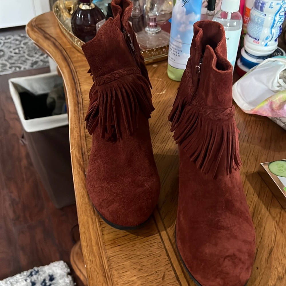 Gianni Bini booty in perfect shape suede